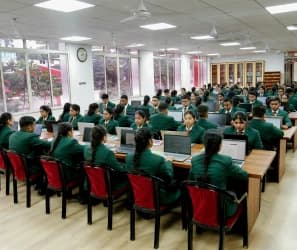 A full computer lab session at the IIEBM campus